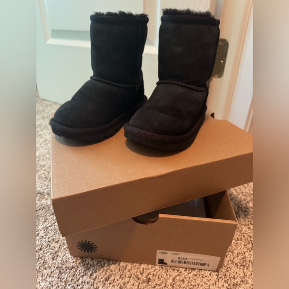 Kids black Ugg boots - Picture 2 of 6